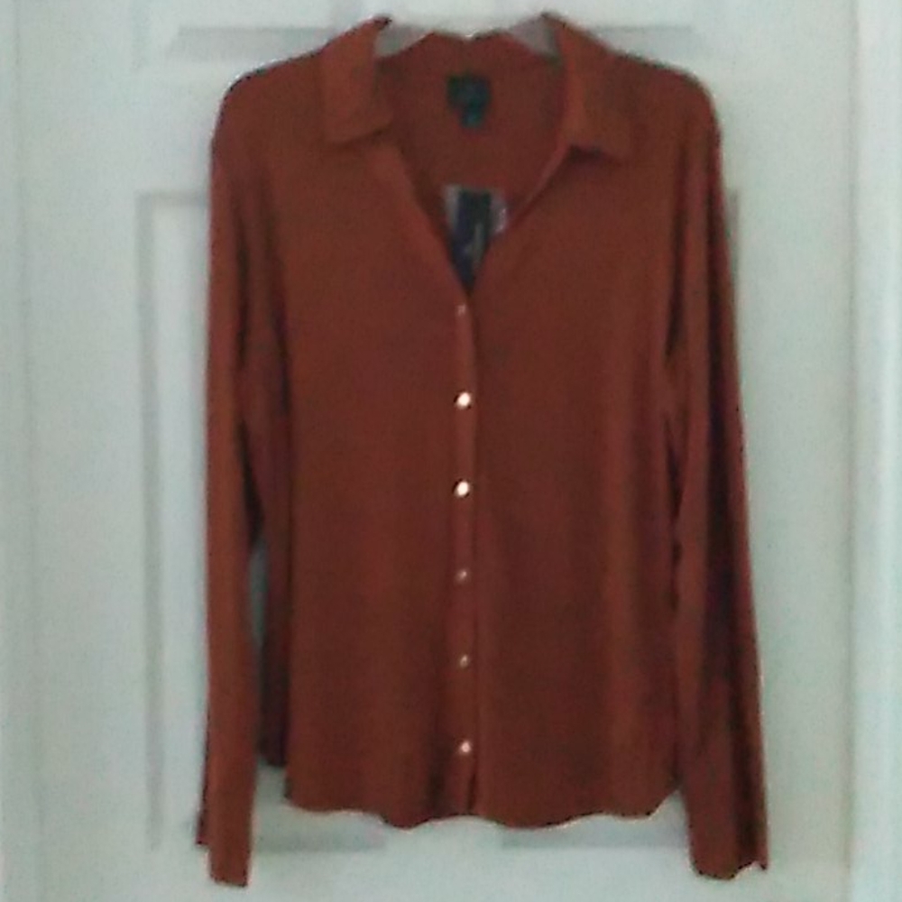 🌺 Silky soft rusty brown button up.